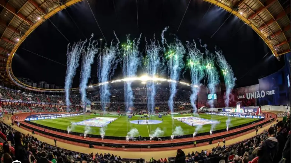 Cerimónia noturna no Estádio Dr. Magalhães Pessoa, com as bancadas cheias, fogo de artifício sobre o relvado e ecrãs em funcionamento.