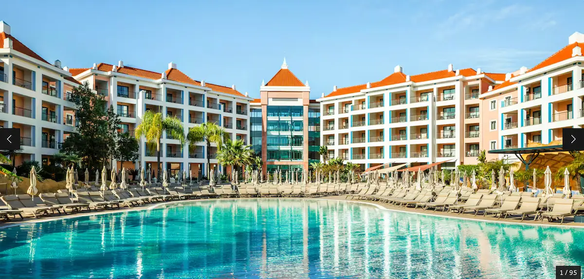 Hotel Hilton Vilamoura visto do lado da piscina exterior, com as alas do edifício em redor.