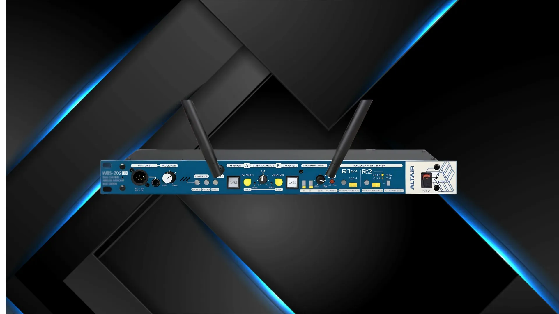 Central de intercomunicação Altair de rack, com duas antenas e dois canais no painel frontal, sobre fundo azul.