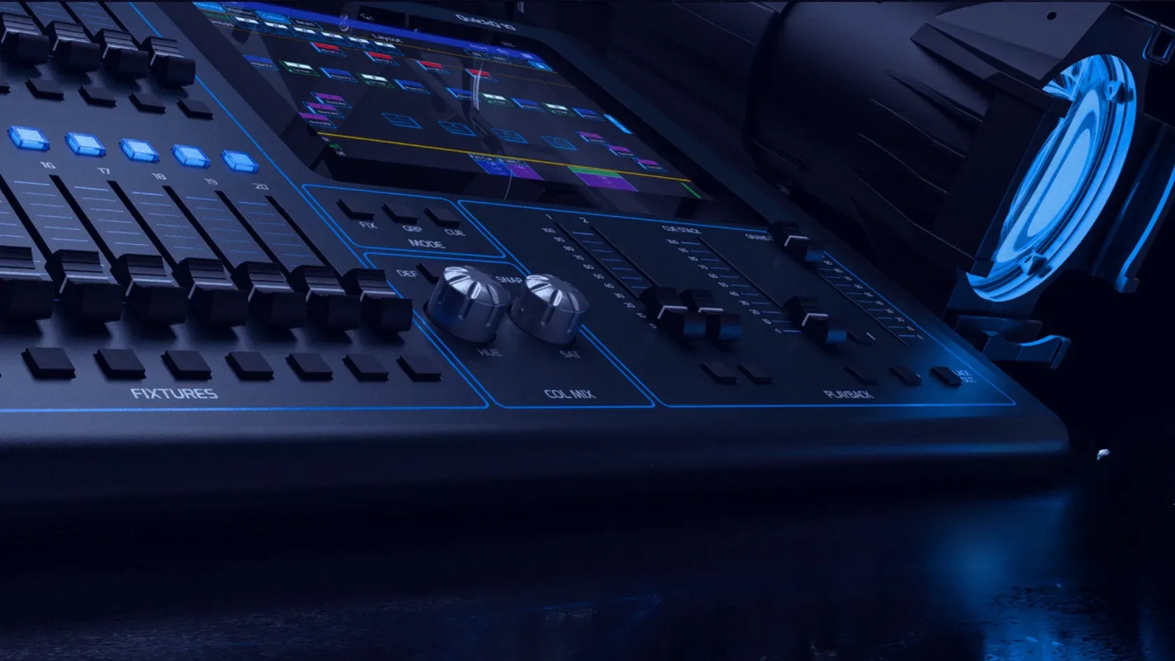Consola de iluminação vista de lado, com faders, teclas azuis e o ecrã de programação aceso, e um projetor com aro azul ao fundo.