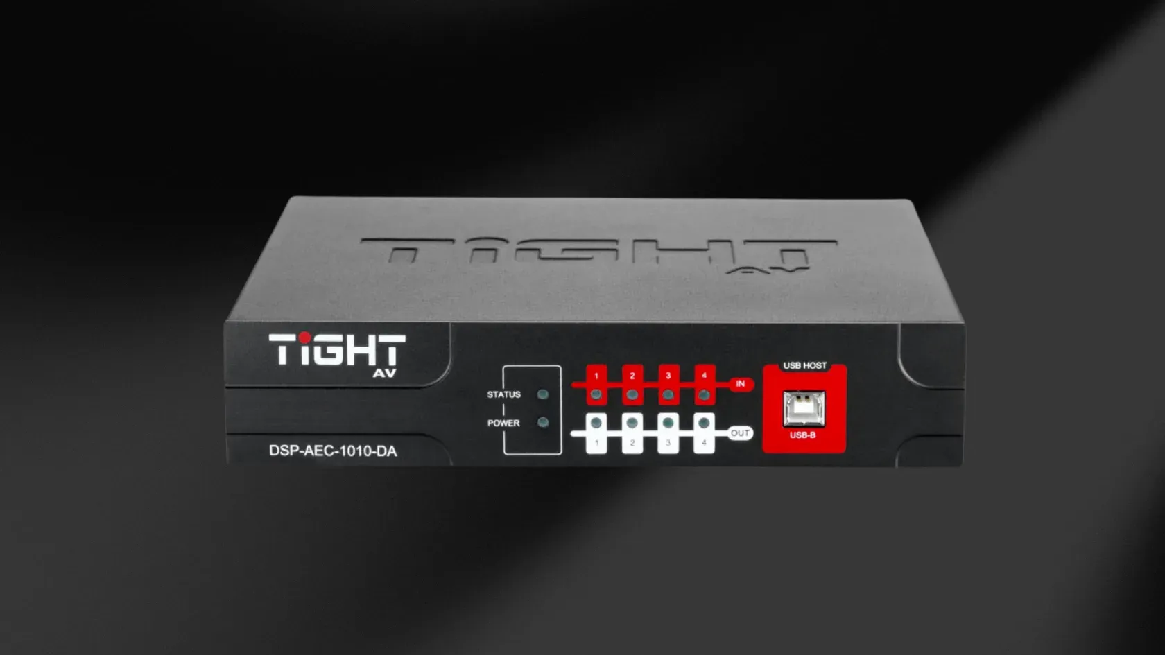 Processador Tight AV DSP-AEC-1010-DA visto de frente, com ligações vermelhas e brancas e uma porta USB, sobre fundo escuro.