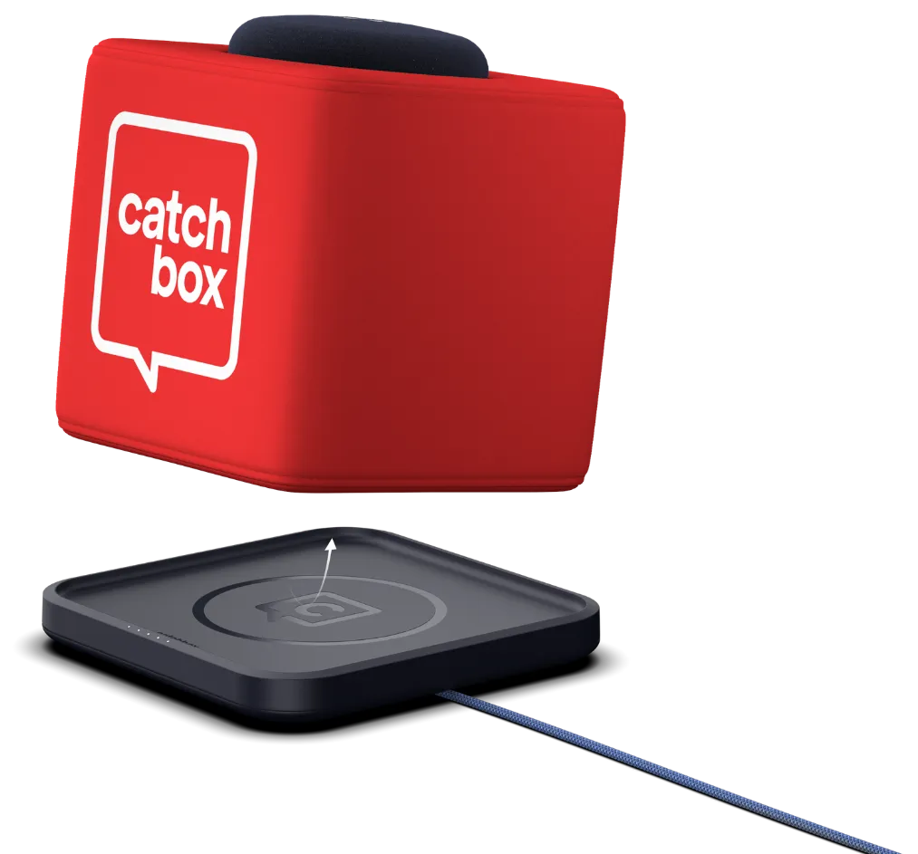 Cubo Catchbox vermelho por cima da base de carregamento por indução, ligada por cabo.