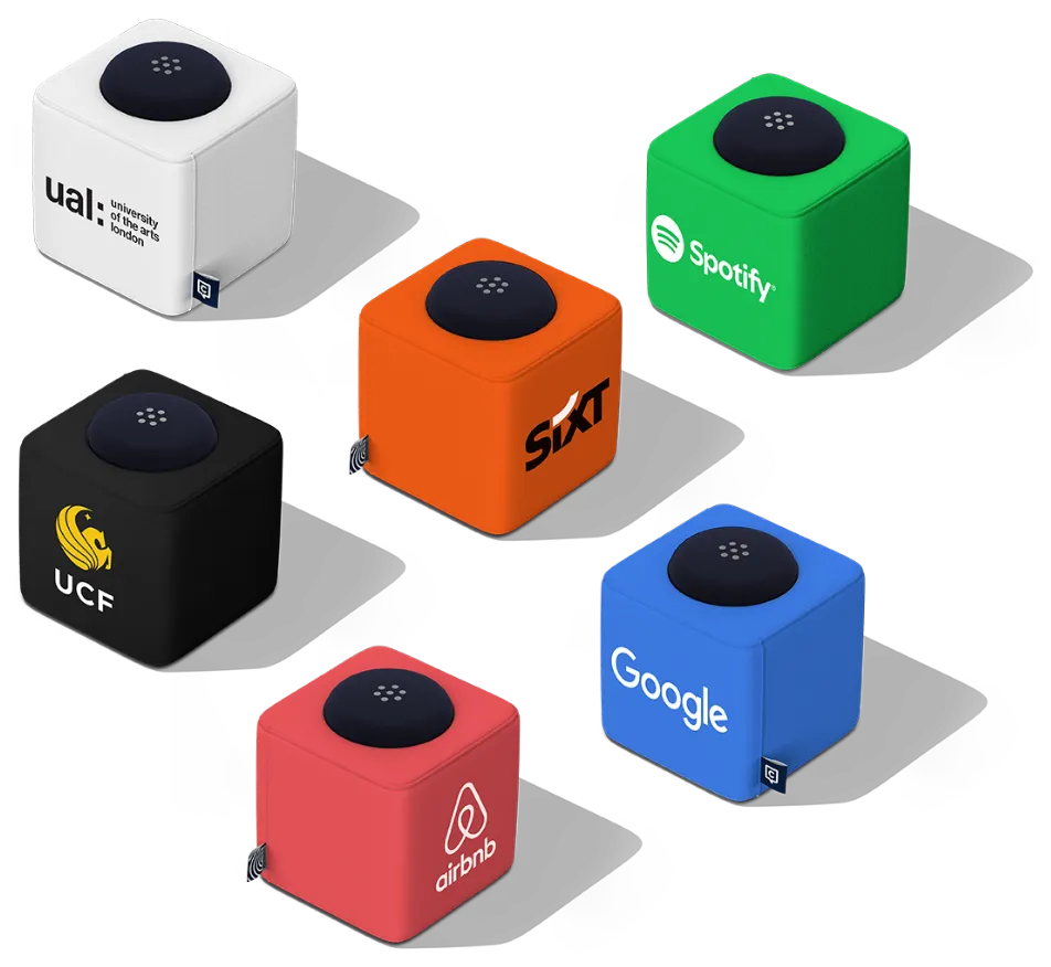 Seis cubos Catchbox personalizados, cada um com a sua cor e o seu logótipo.