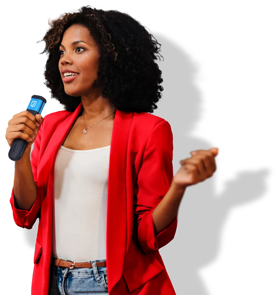 Mulher de casaco vermelho a falar ao microfone de mão Catchbox Plus Handheld.