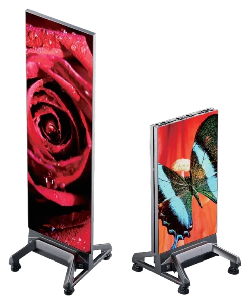 Dois Led Poster em pé, sobre bases pretas com rodas: um mais alto, com uma rosa vermelha no ecrã, e outro mais baixo, com uma borboleta.