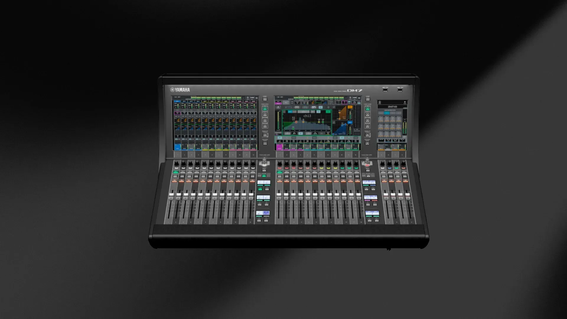 Mesa de mistura digital Yamaha vista de cima, com dois ecrãs e várias filas de faders, sobre fundo escuro.